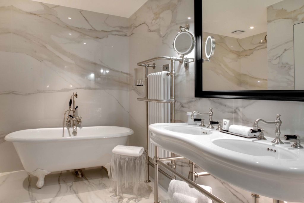 Salle de bains de l'hôtel Richer de Belleval