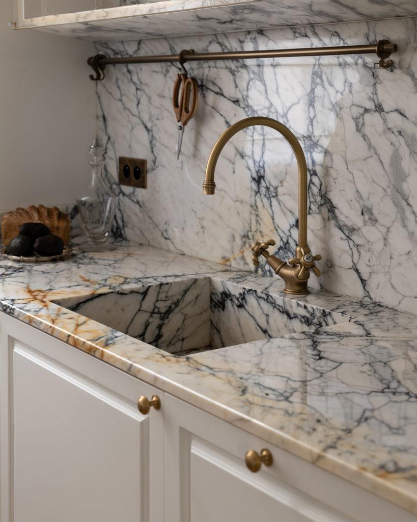Kitchen featuring our single-hole mixer, Série 1900 collection, in Matt Antique Brass finish